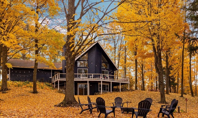 Gaylord Cabaña | Lakefront Spacious Cottage with Sandy Beach, Kayaks and Games!