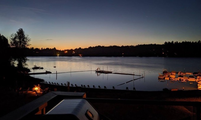 Shawnigan Lake Apartamento | Lakefront - Steps Away From Sandy Beach!