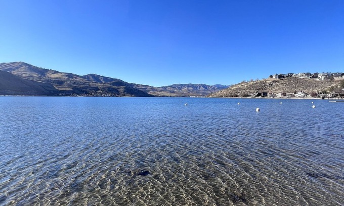 Chelan Condominio | Lakefront Studio Condo~Step into the Lake at Spader Bay