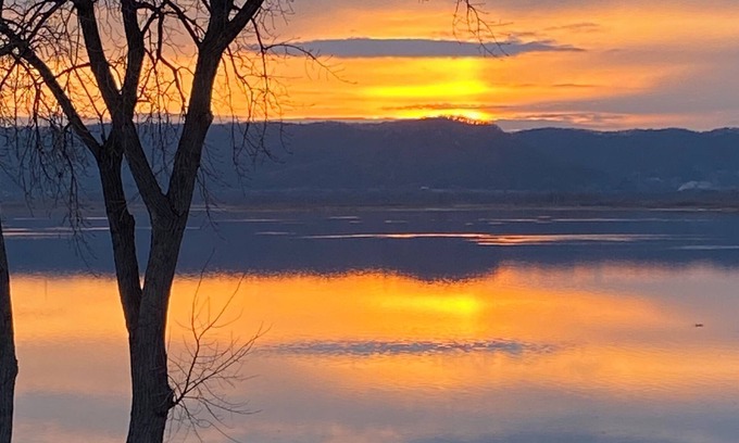 Brice Prairie Apartamento | Lakefront studio. Natural setting, sunsets, kayaks, fishing dock, paved walking