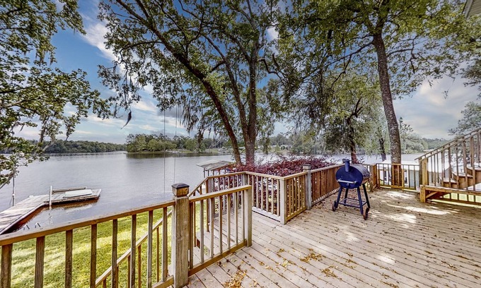 Telogia Casa | Lakefront stunner with large screened-in porch