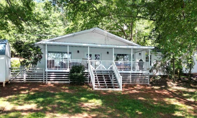 Inman Casa | Lakefront*Sunrise Views*Big Porch*Fire Pit*Tryon