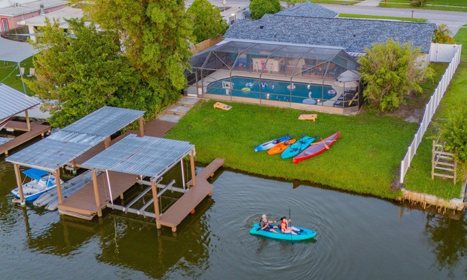 Orient Park Casa | Lakefront Tampa/Heated Pool/Sunrise Views/Kayaks/Games/Outdoor Bar/Sleeps 10