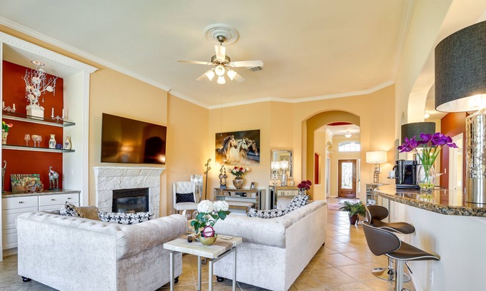 Sydney Harbour Cabaña | Lakefront Texas Abode w/ Pool Table & Private Dock