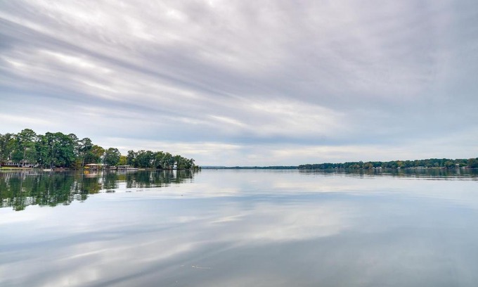 Lone Star Casa | Lakefront Texas Abode with Kayaks, Fire Pit and Patio!