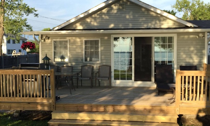 St. Albans Casa | Lakefront Three Bedroom Cottage