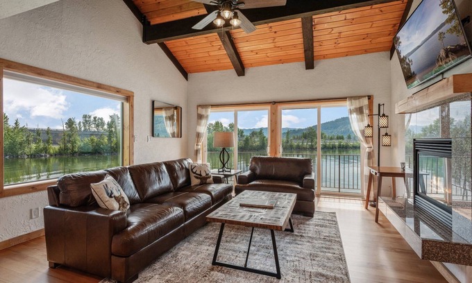Sandpoint Condominio | Lakefront Townhome w/Boat Slip, Downtown, Ideal for Families