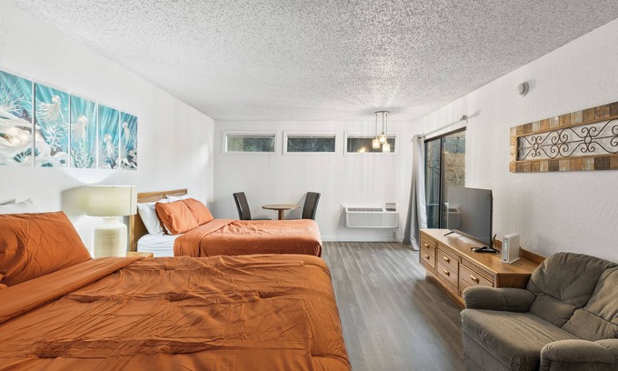 Lake of the Ozarks Cabaña | Lakefront Treat - Private Suite, TV, Dining