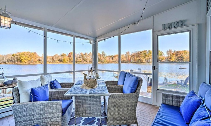 Tully Casa | Lakefront Tully Cottage with Screened Porch!