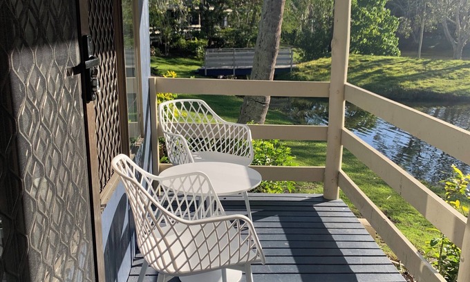 Urangan Cabina | Lakefront Turtle Retreat at Hervey Bay - 300 meters to Beach Hervey Bay