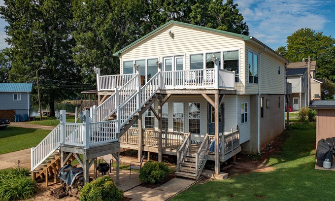 Claremont Casa | Lakefront, two bedroom, full bath. Relax, swim, kayak & fish on Lake Lookout.