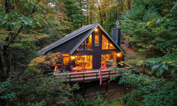 Hamlin Casa | Lakefront Vibe - Motorboat, Kayaks, Fire Pit, Dock