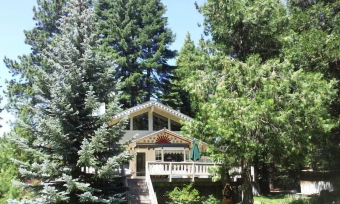 Peninsula Village Casa | LAKEFRONT de estilo victoriano en el Lago Almanor
