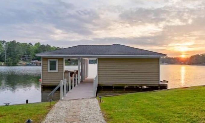 Henrico Casa | Lakefront View, 5BR, PET-Friendly, Firepit, Dock, Games, Up to 14