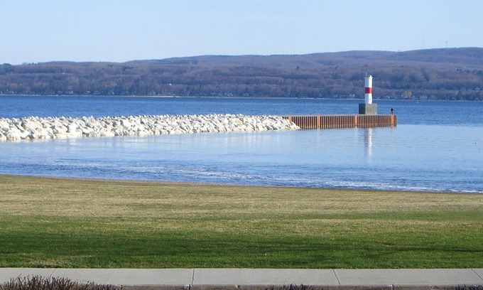 Petoskey Casa | A orillas del lago con vista - Pasos hacia el centro de Petoskey