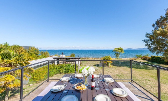 Waitahanui Casa | Lakefront Villa - Waitahanui Holiday Home