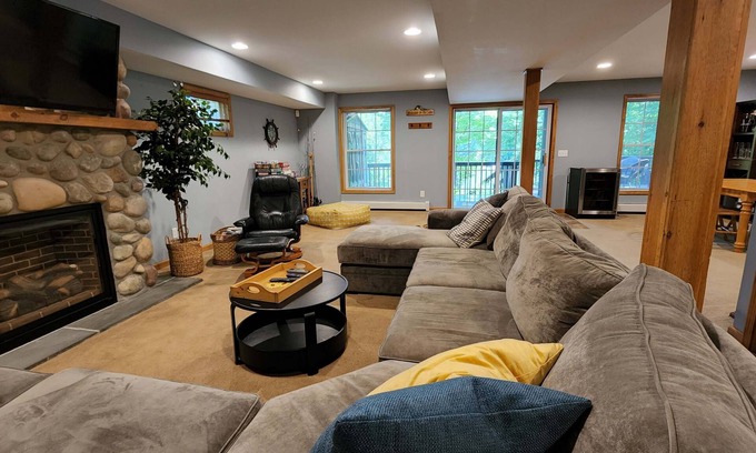 Athens Chalet De Esquí | Lakefront w/Dock! Family Friendly Amenities, Close to skiing and Hudson, NY