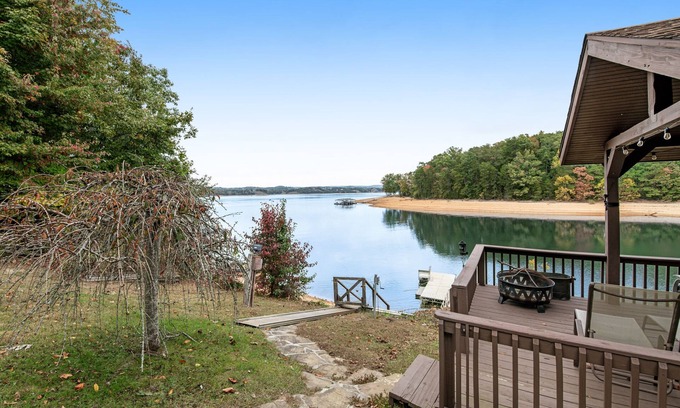 Jefferson City Casa | Casa frente al lago con muelle, porches cubiertos y hoguera al aire libre: ¡se admiten perros!
