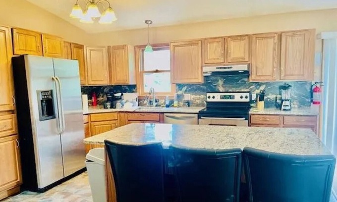 White Haven Casa | LAKEFRONT w/ HOT TUB/ GAME ROOM/ FIREPIT/ 5 MIN TO SKI/ sleeps 12 / Pet Friendly