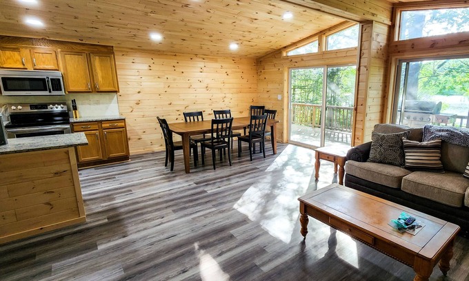 White Haven Cabina | LAKEFRONT w/ HOTTUB/FIRE PIT/Arcade GAMES/5 MIN TO SKI/ Sleeps 14+ Pet Friendly