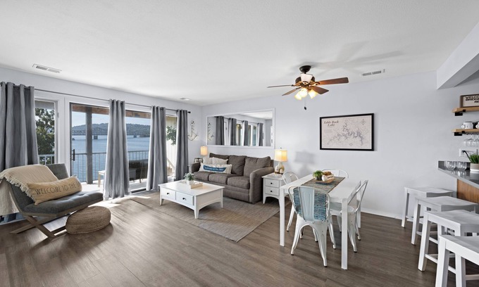 Kimberling City Condominio | Lakefront w/ Pool Access! Near Silver Dollar City