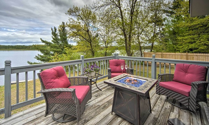 Webster Cabina | Lakefront Webster Retreat w/ Deck & Fire Pit!