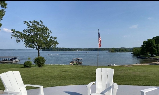 Gilbertsville Casa | Lakefront with gentle slope to waters edge with pebble beach.