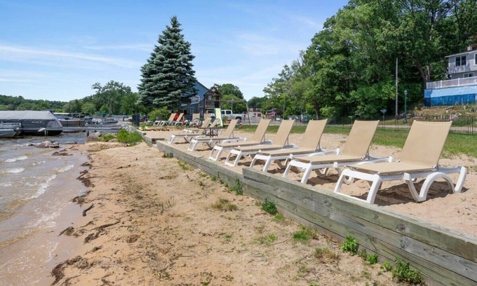 Mayfield Apartamento | Lakefront with private balcony and beach access