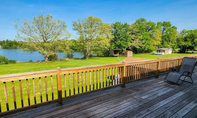 White Haven Cabina | LAKEFRONTw/HOTTUB/FIREPIT,5 min to Ski, GameRoom, KIDS PLAY AREA/Sleeps12/PetsOK