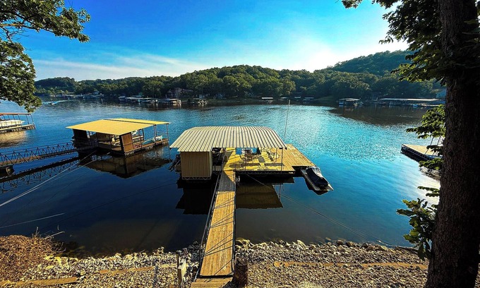 Camdenton Casa | Lakeftont 4BD/2BA/Private Dock/Grill/Decks/Firepit/Quiet Cove-12PP
