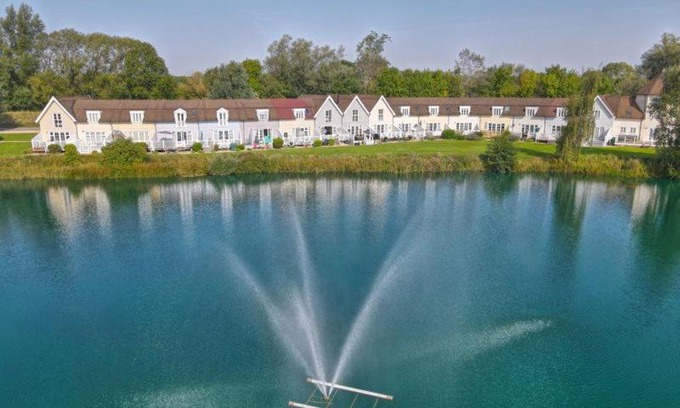 South Cerney Casa | Lakehouse, 36 Isis Lake