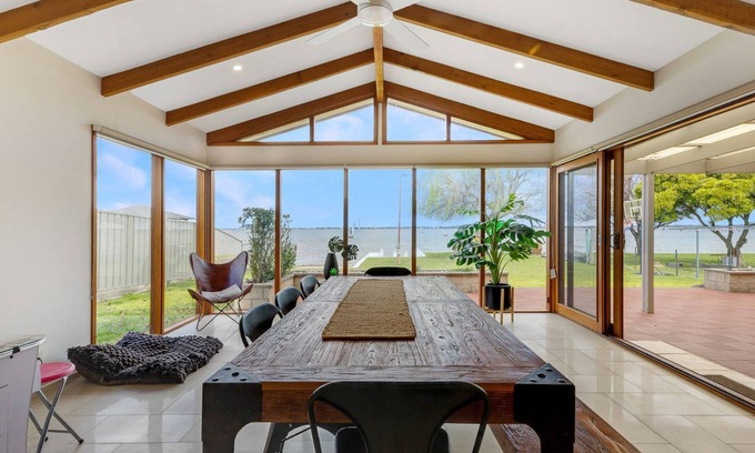 Mulwala Casa | Lakehouse 61 - One of Mulwala's finest houses with its own private boat ramp and boat mooring.
