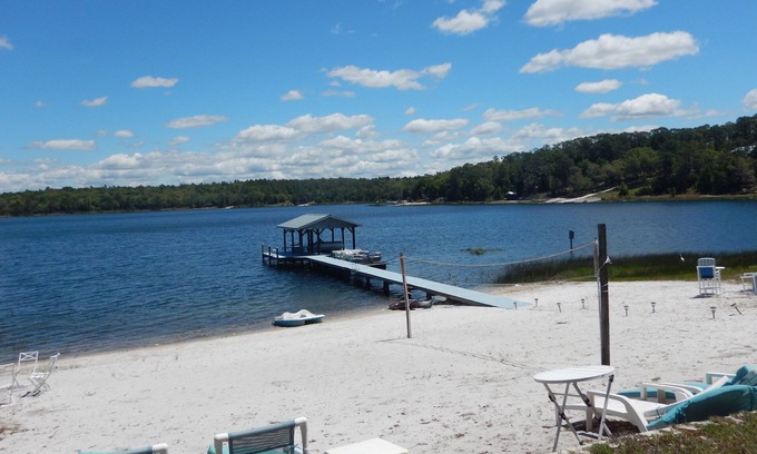 Putnam Hall Casa | LAKEHOUSE CLOSE TO GAINSVILLE, BEACH,DOCK, GAME ROOM WITH ADDITIONAL BUNK ROOM