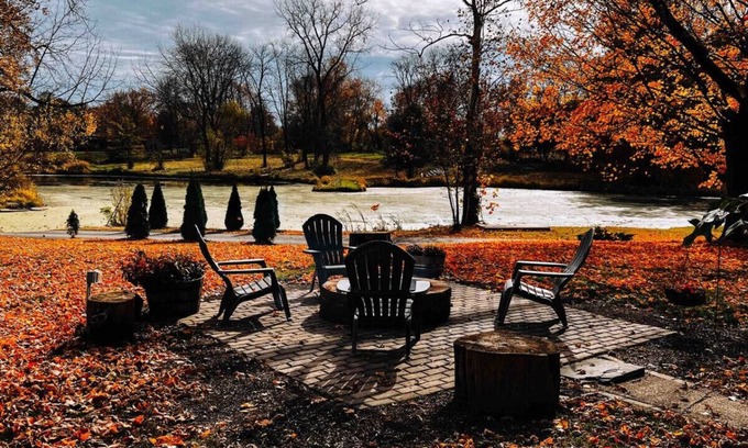 West Newton Cabaña | LAKEHOUSE/HOT TUB/8 MILES TO DOWNTOWN/ON 60 ACRES