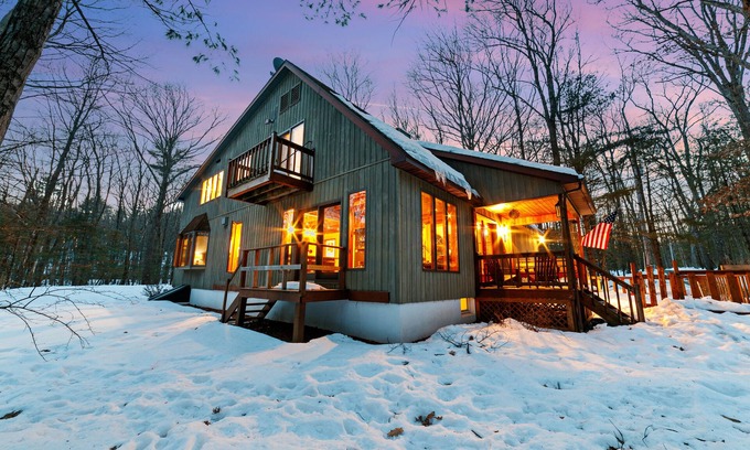 Highland Lake Casa | Lakehouse en el bosque- 2 horas de NYC- 5 habitaciones- 4,300 pies cuadrados Recientemente renovado