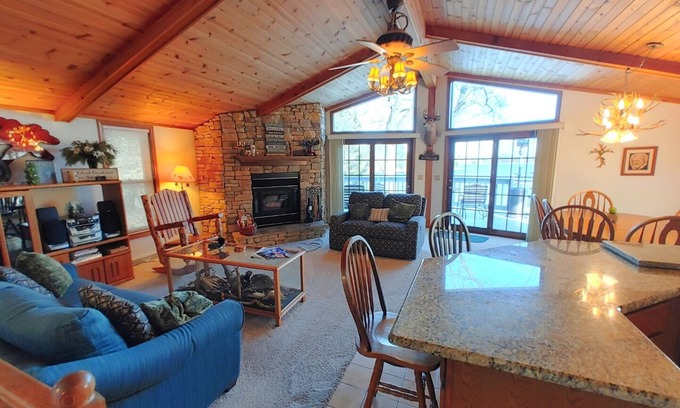 Montello Casa | Lakehouse Paradise w/ Hot Tub Near Cascade Mountain