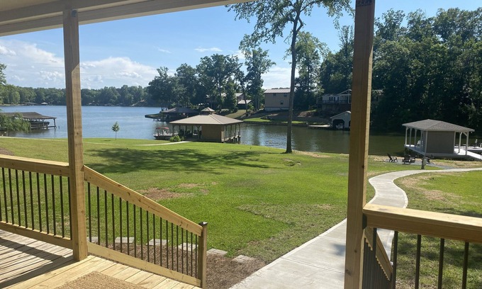 Eatonton Casa | LakeHouse w/ Great Views-Newly Renovated-private boat house/dock & fire pit