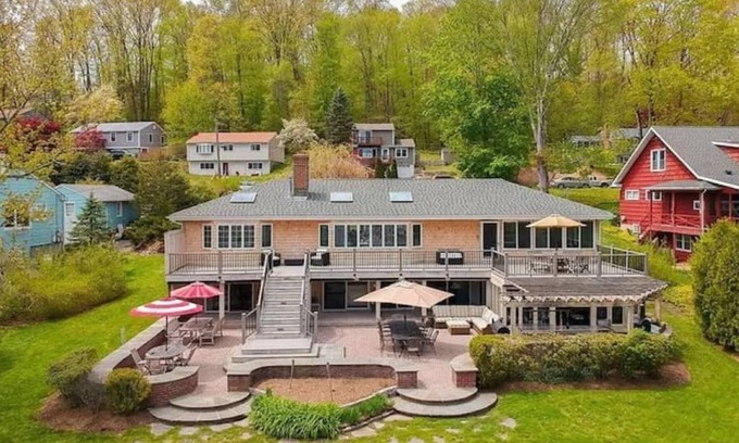 Brookfield Casa | Lakehouse with Private Beach, Opt Pontoon Rental