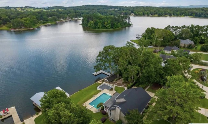 Talladega Casa | Lakehouse with swimming pool