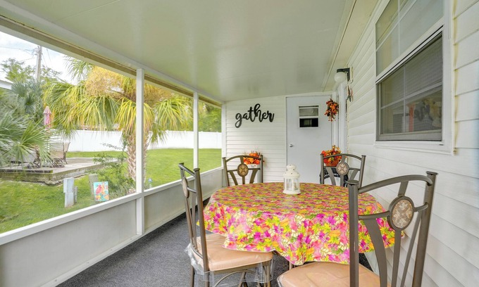 Lakeland Cabaña | Lakeland Cottage w/ Pool Access + Screened Porch!