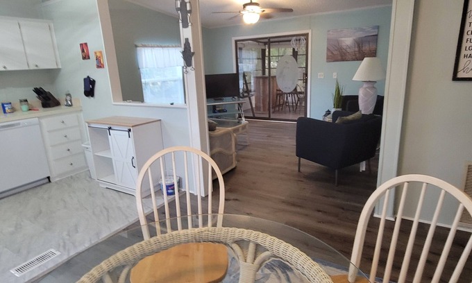Fussels Corner Casa | Lakeland living in a safe golf community. Close to shopping and dining.