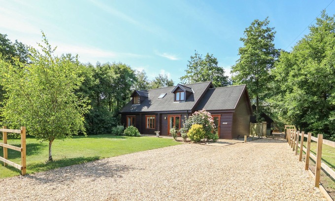 Pentney Cabaña | LAKELAND LODGE, admite mascotas, con jacuzzi en Pentney, Ref 999905