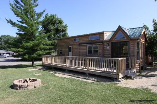 Milton Complejo | Lakeland RV Campground Deluxe Loft Cabin 11