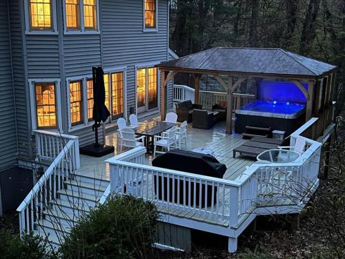 Coloma Casa | LakePath Beach House - XL hot tub, walk to beach