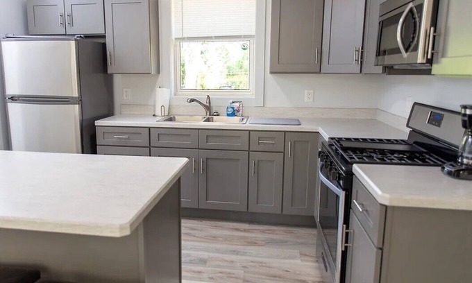 Madison-on-the-Lake Cabaña | LakePointe Shores #6 Charming cottage with tons of natural light in Madison