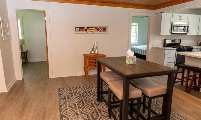 Madison-on-the-Lake Cabaña | LakePointe Shores # 7 Welcoming 3-bedroom cottage in Madison on the Lake