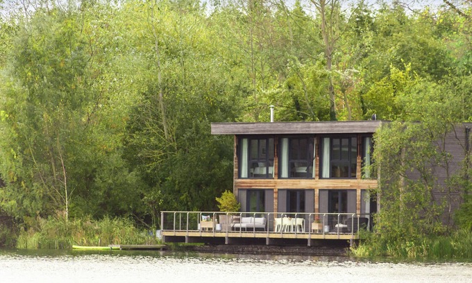 Lechlade Casa | Lakes by Yoo, shared indoor pool, Wifi, 8 adults +2 kids (1 up to 5yrs) +infants
