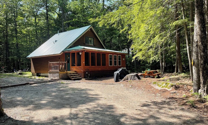 Bridgton Cabina | Lakes & Mountain Experience! 4 Seasons Getaway -- 3 Bed Cozy Cabin