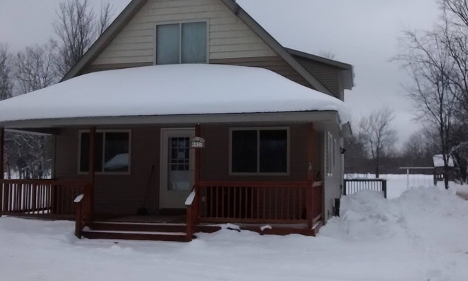 Elmira Cabaña | LAGOS DEL NORTH GOLF, SNOWMOBILE, ORV, FISH, SWIM, HIKE Y HUNTING COTTAGE