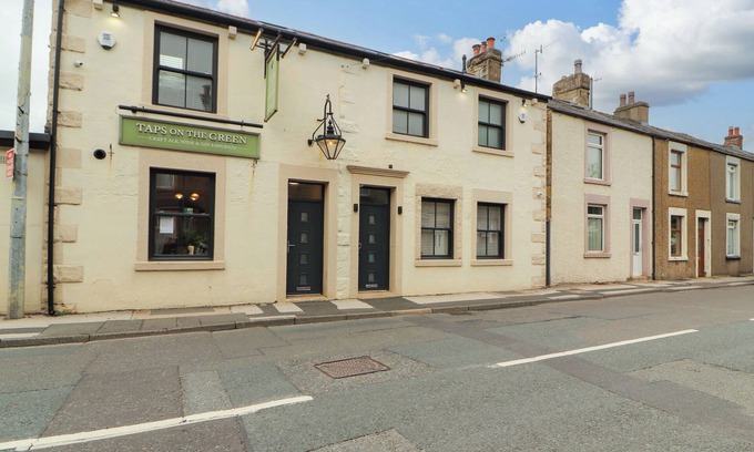 Carnforth Cabaña | LAKES VIEW APARTMENT 1, romantic, with hot tub in Carnforth